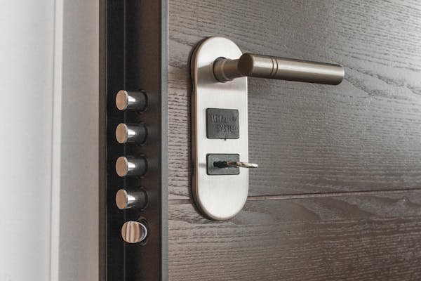 Les certifications de sécurité essentielles pour votre porte blindée