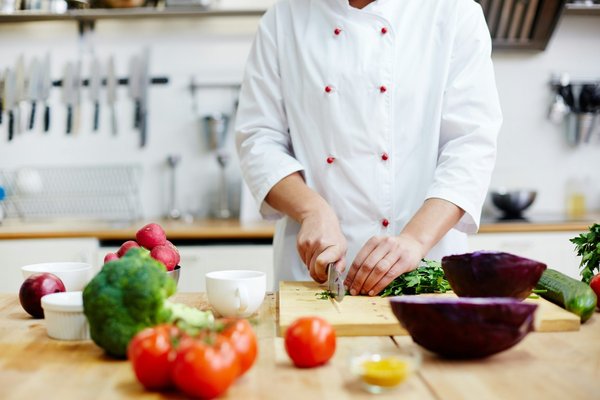 Quelles sont les meilleures techniques pour intégrer des éléments en cuivre dans une cuisine rustique?