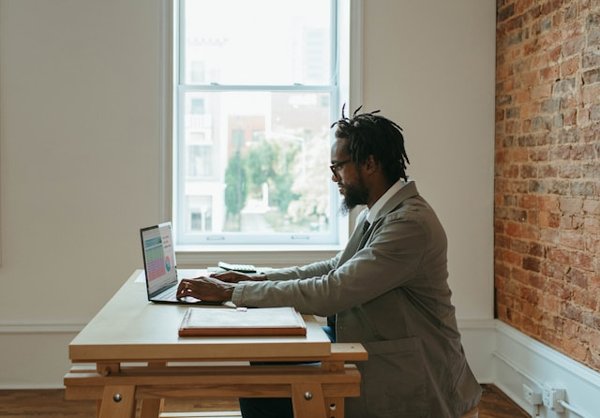 Comment aménager un bureau à domicile ergonomique dans un espace restreint?