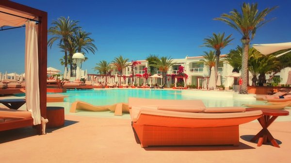 Quels sont les critères pour choisir une pompe de piscine économe en énergie?