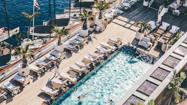 Comment choisir un système de filtration à diatomées pour une eau de piscine cristalline?