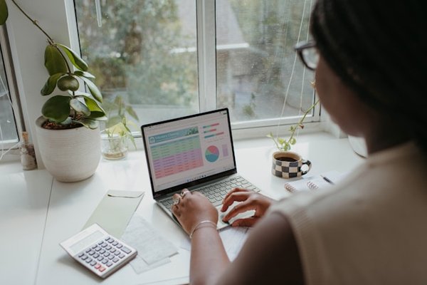 Comment intégrer un espace de travail ergonomique dans une chambre d'amis?